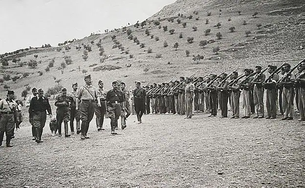 Queipo de Llano pasando revista a las tropas en Víznar (Granada).