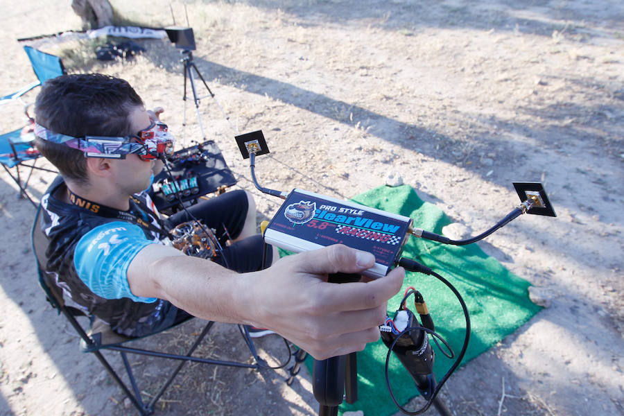 Gondi' destaca sobre todo por la velocidad y la agresividad con la que compite. Verle volar es como ver un mosquito metálico y súper veloz haciendo piruetas a ras del suelo