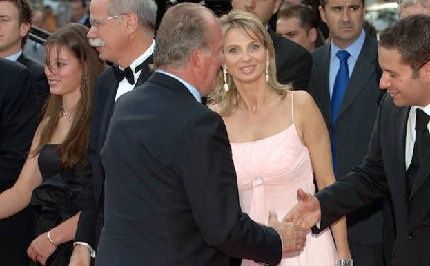 Corinna zu Sayn-Wittgenstein, en segundo término, tras el rey Juan Carlos I, con el que se relaciona, en una ceremonia de los Premios Laureus de deporte. 