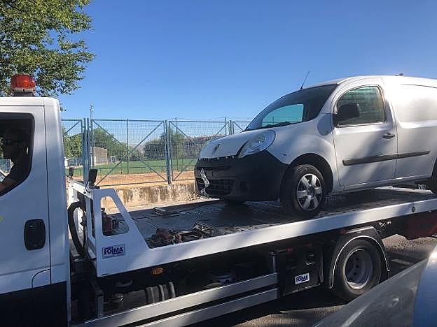 Una grúa remolca la furgoneta supuestamente involucrada en el suceso.