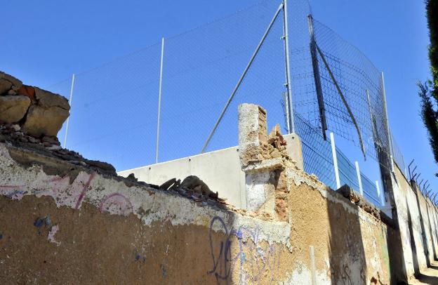 Parte del muro que da a la calle Hortensia se vino abajo con el temporal 'Félix', el pasado 11 de marzo.