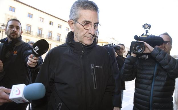 El padre Román, a su llegada a la audiencia durante el juicio celebrado en marzo del año pasado.