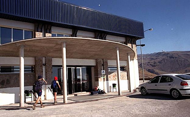 Vista exterior del Albergue Juvenil de Sierra Nevada.
