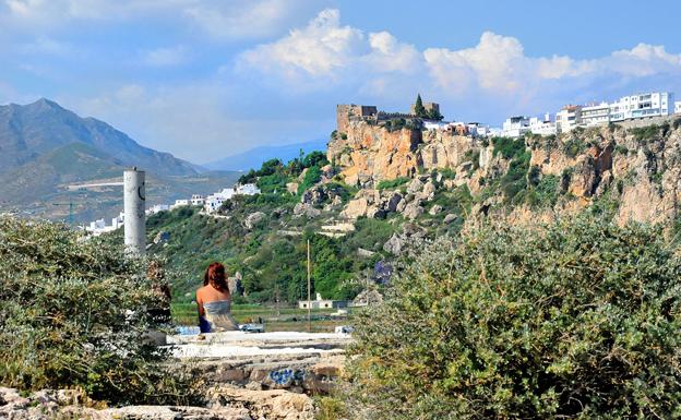 Desde la cumbre del peñón se divisa el tajo sobre el que se encuentra el castillo de Salobreña