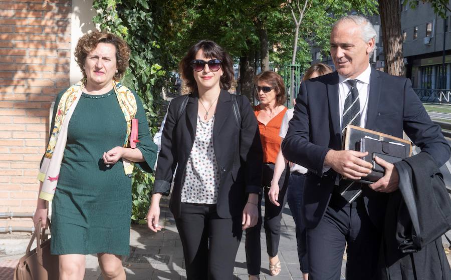 Francisca Granados junto a Juana Rivas y el letrado Juan de Dios Ramírez el pasado mes de junio. 