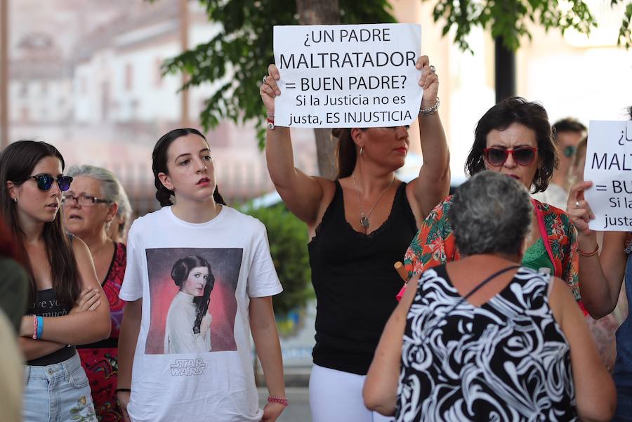 Así ha sido la concentración convocada para apoyar a Juan Rivas tras la sentencia que la condena a 5 años de prisión.