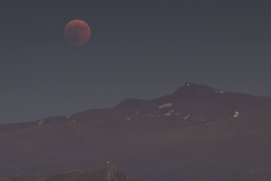 Los granadinos asisten expectantes a la 'Luna de Sangre'