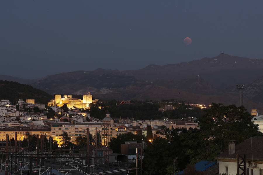 Los granadinos asisten expectantes a la 'Luna de Sangre'