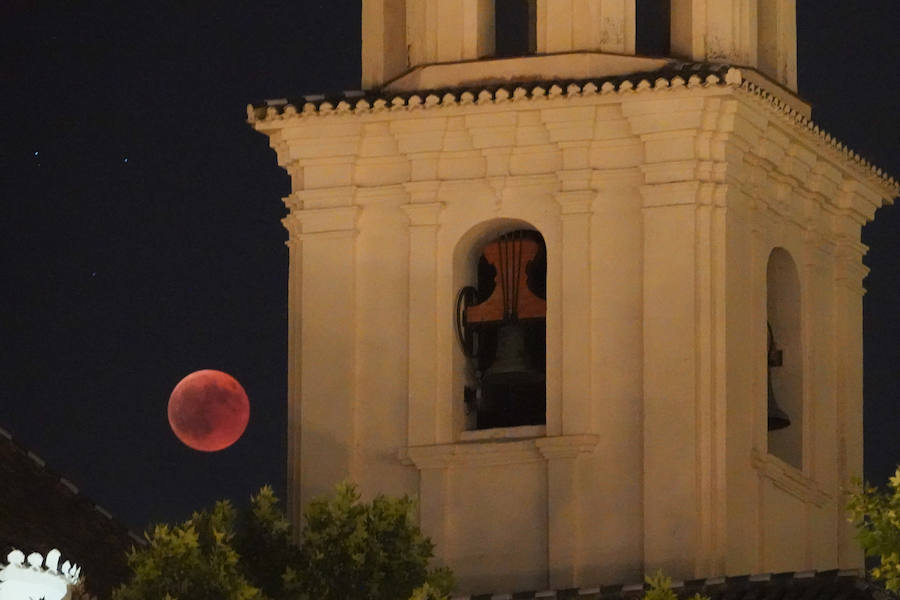 Los granadinos asisten expectantes a la 'Luna de Sangre'