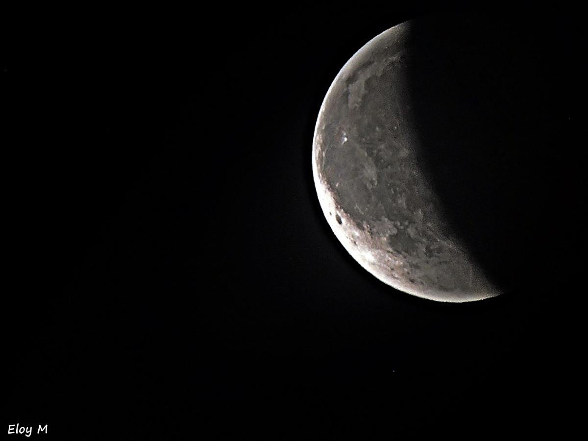 Los granadinos asisten expectantes a la 'Luna de Sangre'