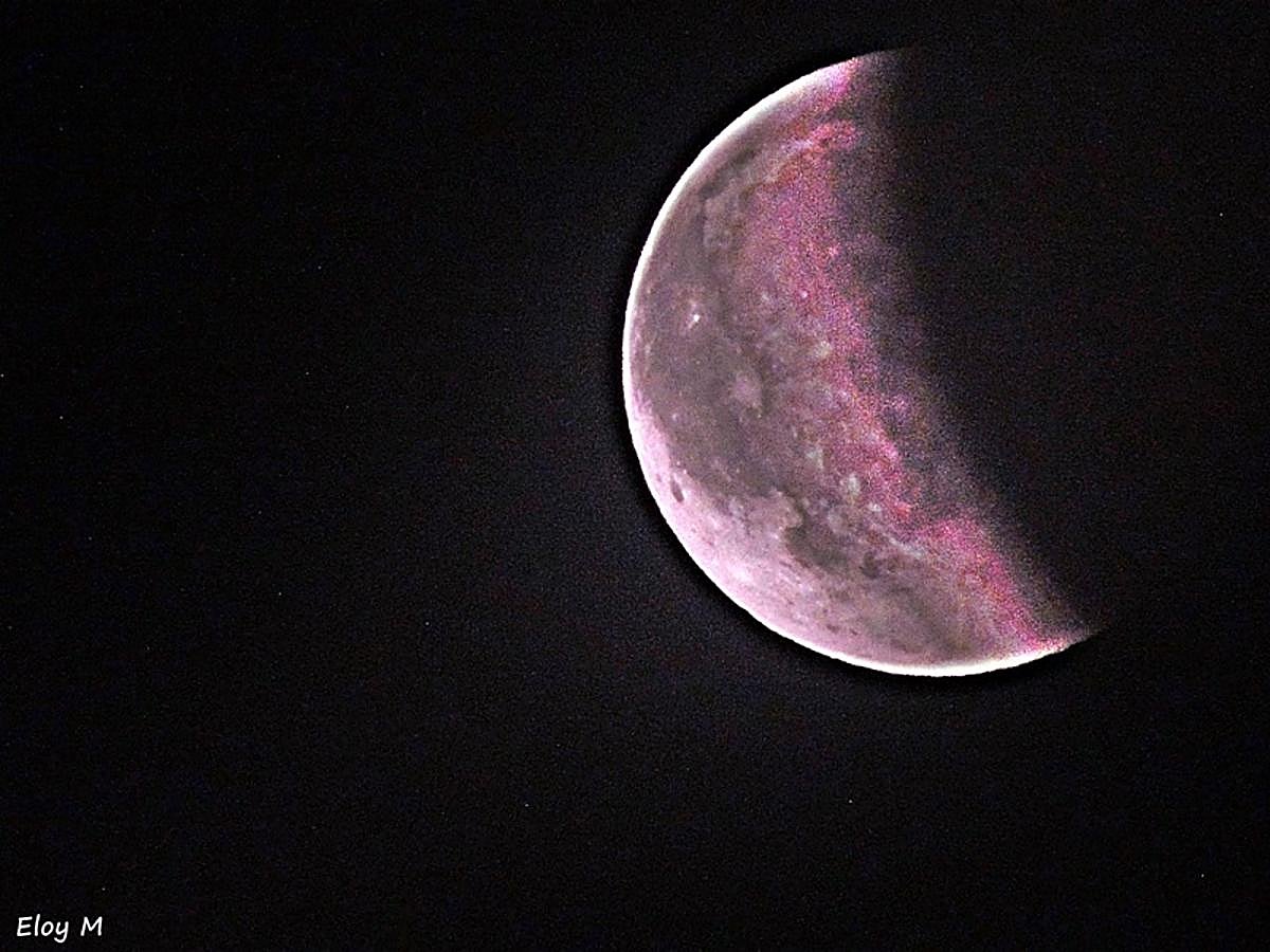 Los granadinos asisten expectantes a la 'Luna de Sangre'