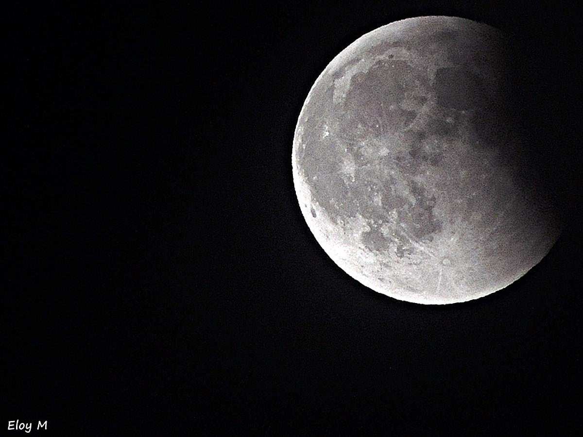 Los granadinos asisten expectantes a la 'Luna de Sangre'