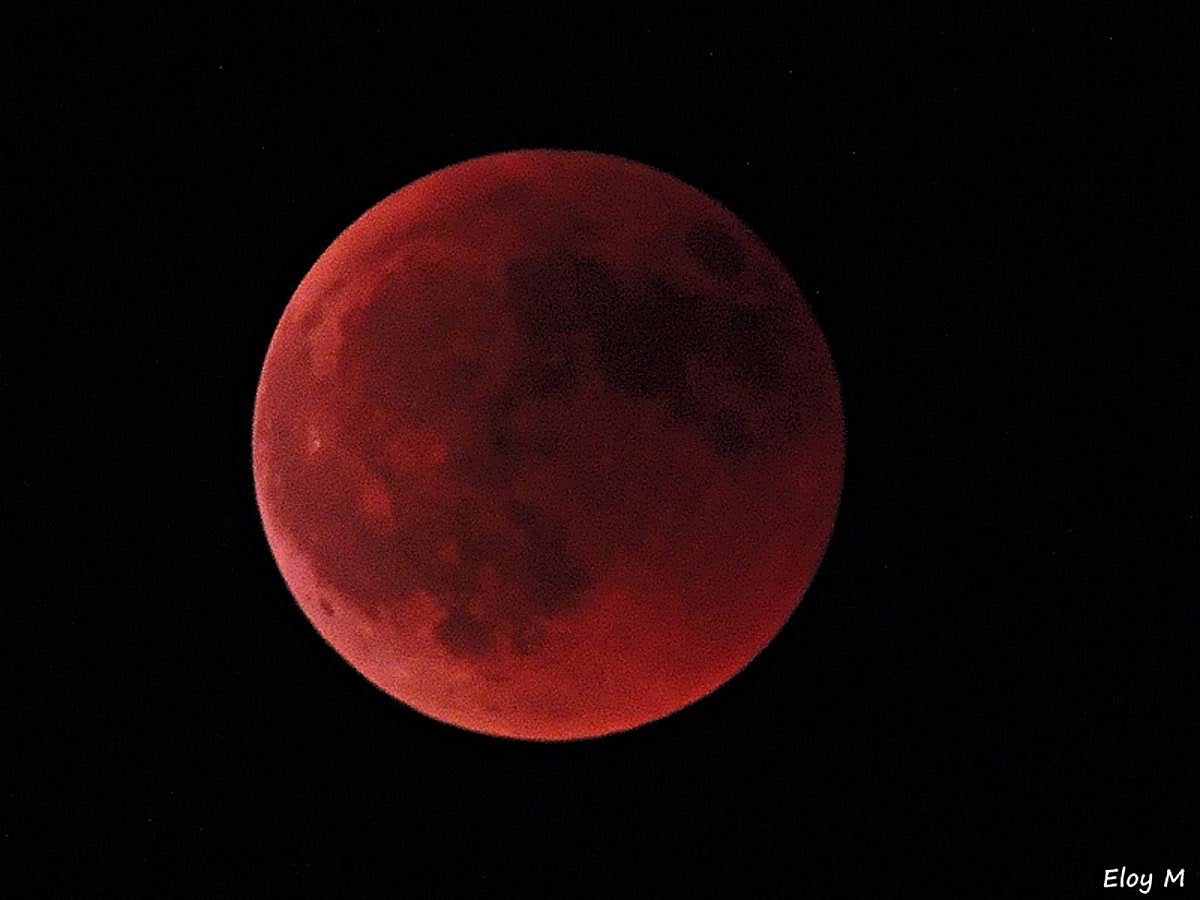 Los granadinos asisten expectantes a la 'Luna de Sangre'
