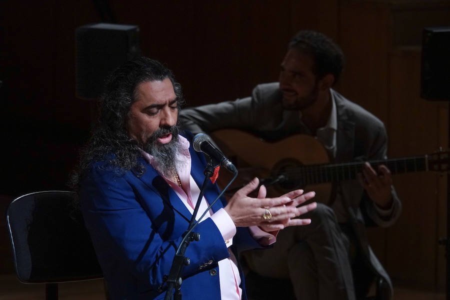 Diego 'El Cigala' demostró su poderío ante un auditorio Manuel de Falla abarrotado, como plato fuerte del Festival de la Guitarra de Granada