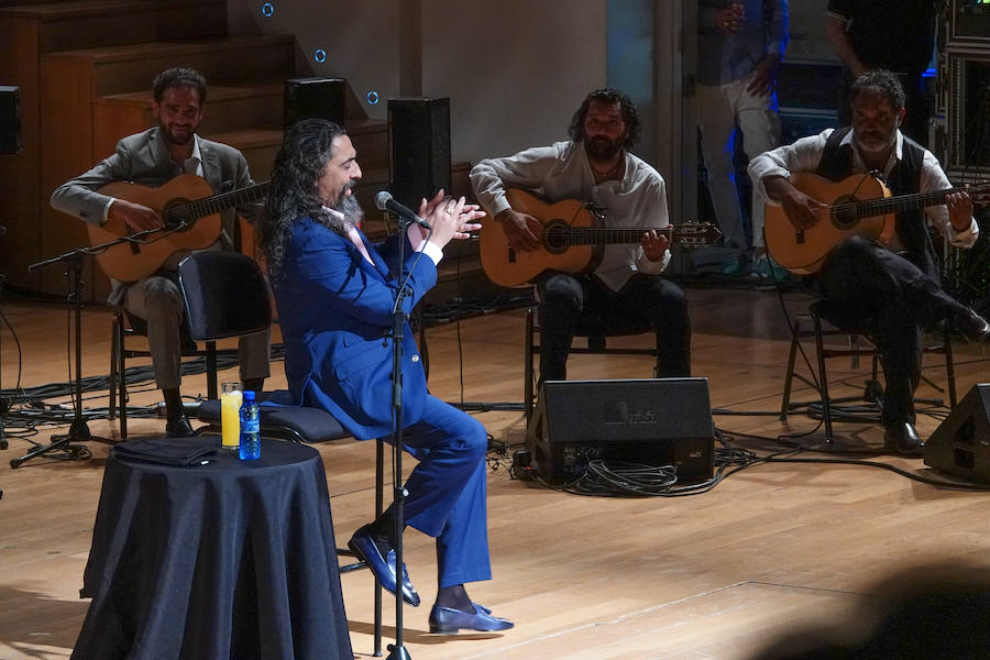 Diego 'El Cigala' demostró su poderío ante un auditorio Manuel de Falla abarrotado, como plato fuerte del Festival de la Guitarra de Granada