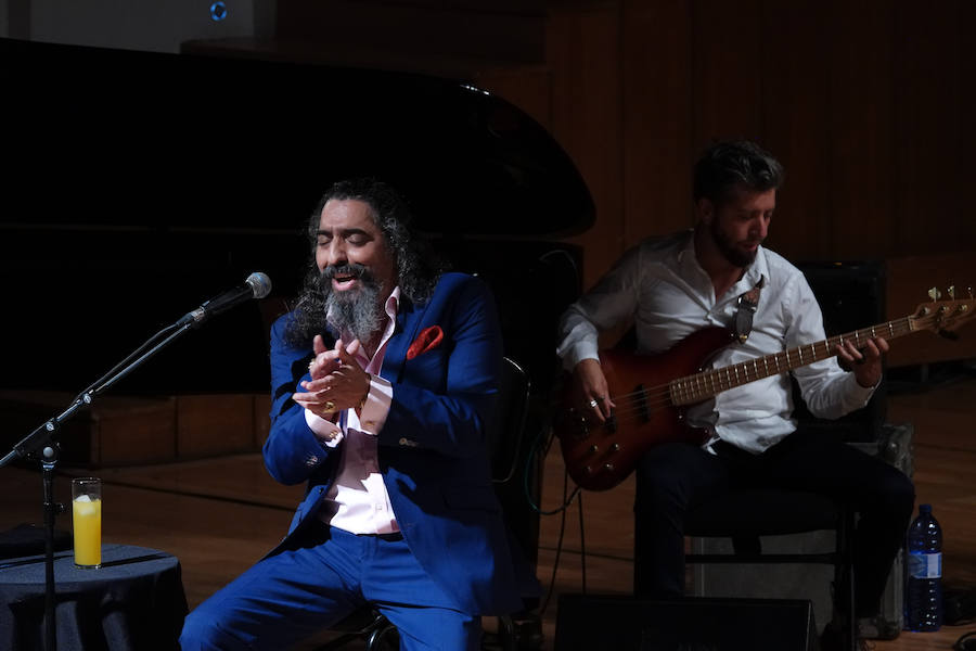 Diego 'El Cigala' demostró su poderío ante un auditorio Manuel de Falla abarrotado, como plato fuerte del Festival de la Guitarra de Granada