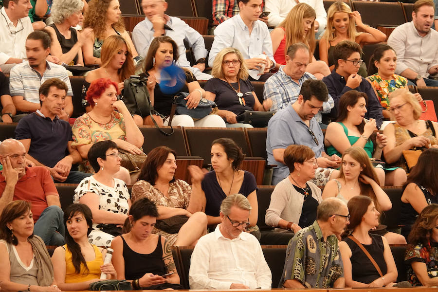 Diego 'El Cigala' demostró su poderío ante un auditorio Manuel de Falla abarrotado, como plato fuerte del Festival de la Guitarra de Granada