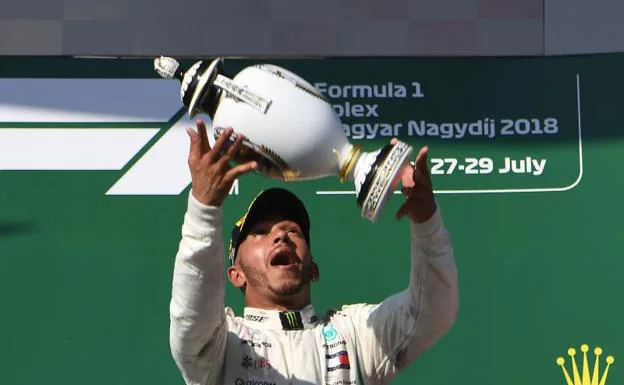Lewis Hamilton celebra su triunfo en Hungaroring. 