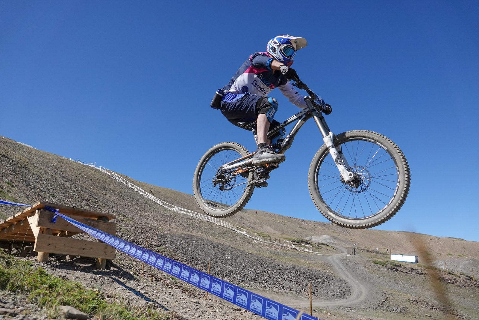 El piloto motrileño, que este año ha disputado dos descensos de Copa del Mundo, se sube a lo más alto del podio del Descenso MTB Bull Bikes junto a Moisés Navarrete y Carlos Haro. Zoe Zamora repite el triunfo del año pasado por delante de su hermana Kira y de Violeta Benítez