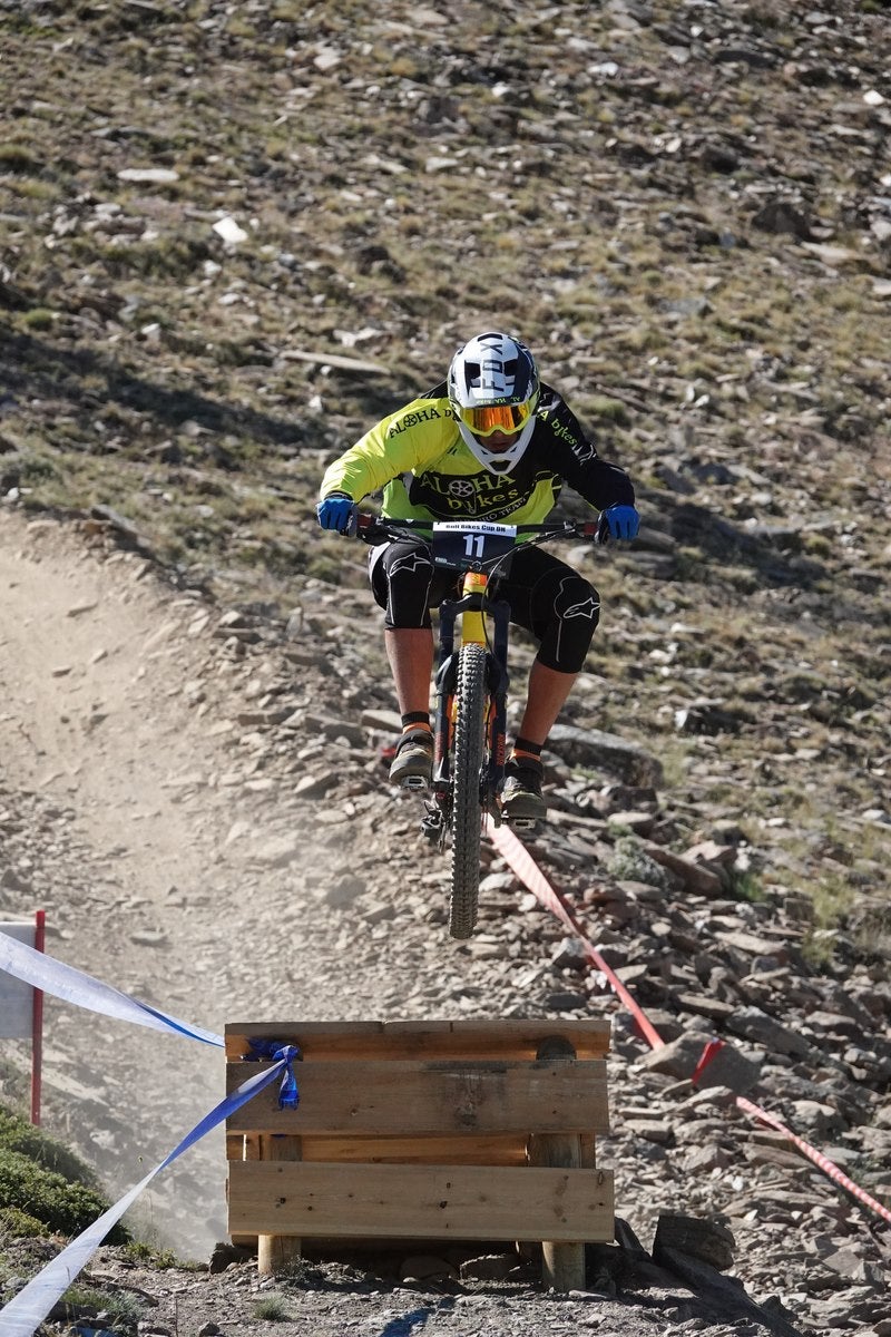 El piloto motrileño, que este año ha disputado dos descensos de Copa del Mundo, se sube a lo más alto del podio del Descenso MTB Bull Bikes junto a Moisés Navarrete y Carlos Haro. Zoe Zamora repite el triunfo del año pasado por delante de su hermana Kira y de Violeta Benítez