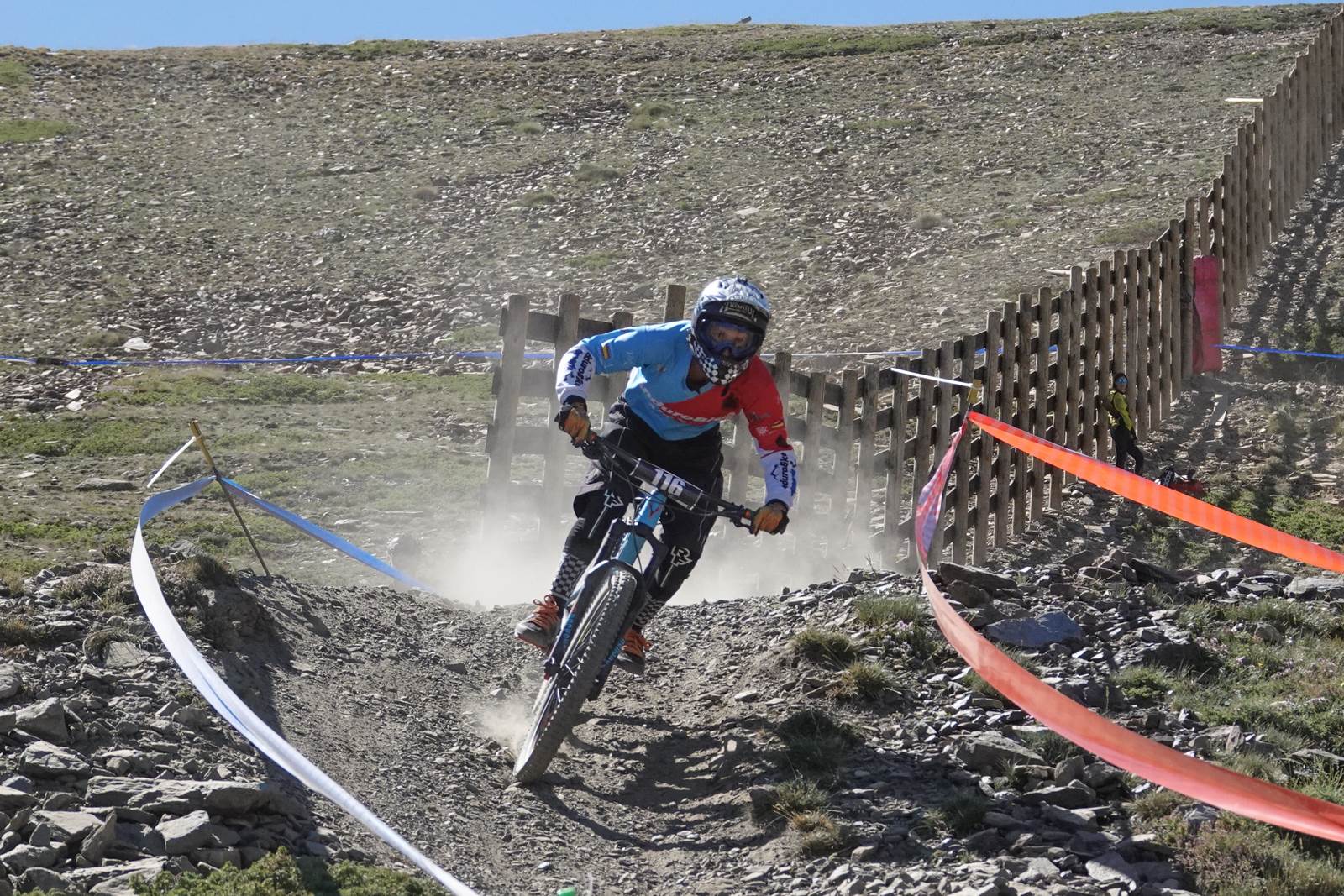 El piloto motrileño, que este año ha disputado dos descensos de Copa del Mundo, se sube a lo más alto del podio del Descenso MTB Bull Bikes junto a Moisés Navarrete y Carlos Haro. Zoe Zamora repite el triunfo del año pasado por delante de su hermana Kira y de Violeta Benítez