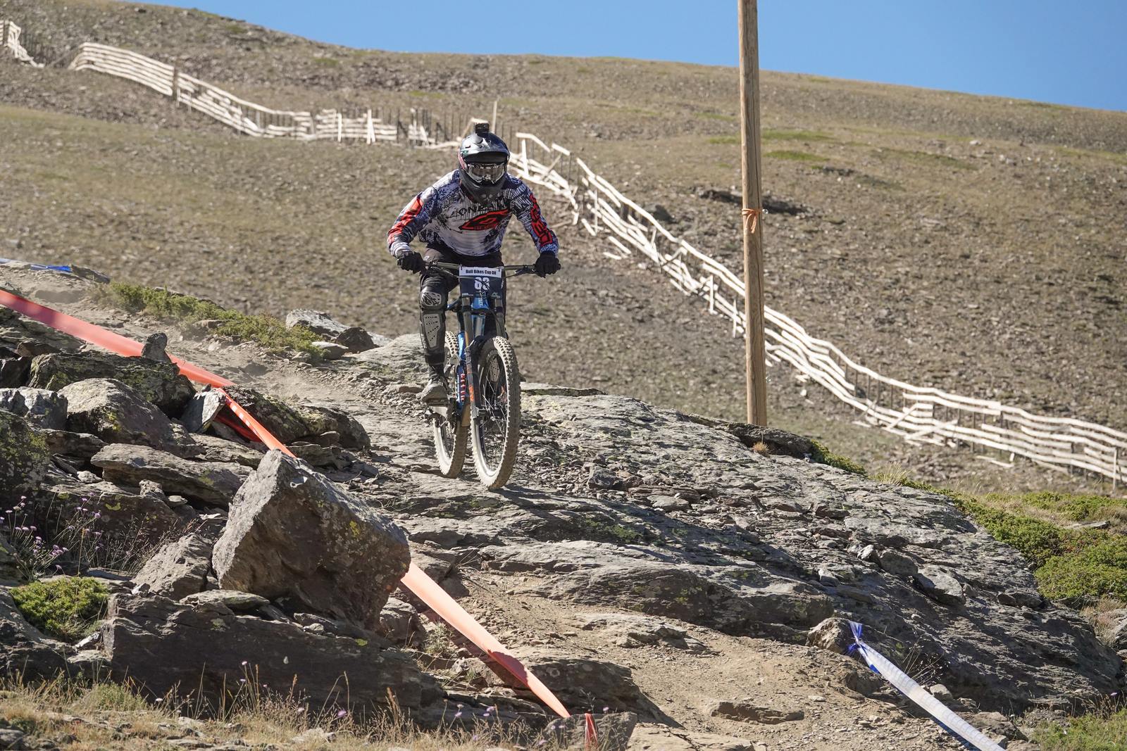 El piloto motrileño, que este año ha disputado dos descensos de Copa del Mundo, se sube a lo más alto del podio del Descenso MTB Bull Bikes junto a Moisés Navarrete y Carlos Haro. Zoe Zamora repite el triunfo del año pasado por delante de su hermana Kira y de Violeta Benítez