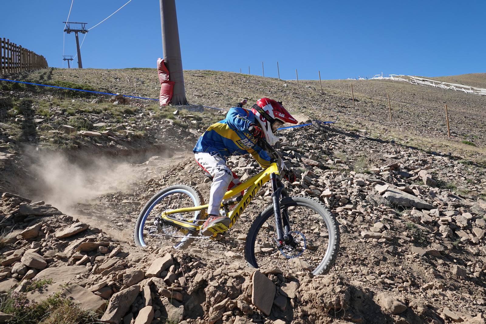 El piloto motrileño, que este año ha disputado dos descensos de Copa del Mundo, se sube a lo más alto del podio del Descenso MTB Bull Bikes junto a Moisés Navarrete y Carlos Haro. Zoe Zamora repite el triunfo del año pasado por delante de su hermana Kira y de Violeta Benítez