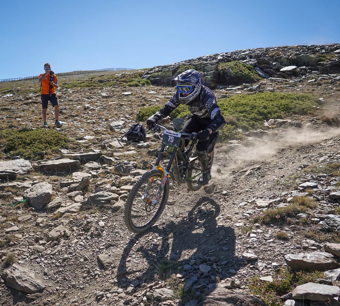 El piloto motrileño, que este año ha disputado dos descensos de Copa del Mundo, se sube a lo más alto del podio del Descenso MTB Bull Bikes junto a Moisés Navarrete y Carlos Haro. Zoe Zamora repite el triunfo del año pasado por delante de su hermana Kira y de Violeta Benítez