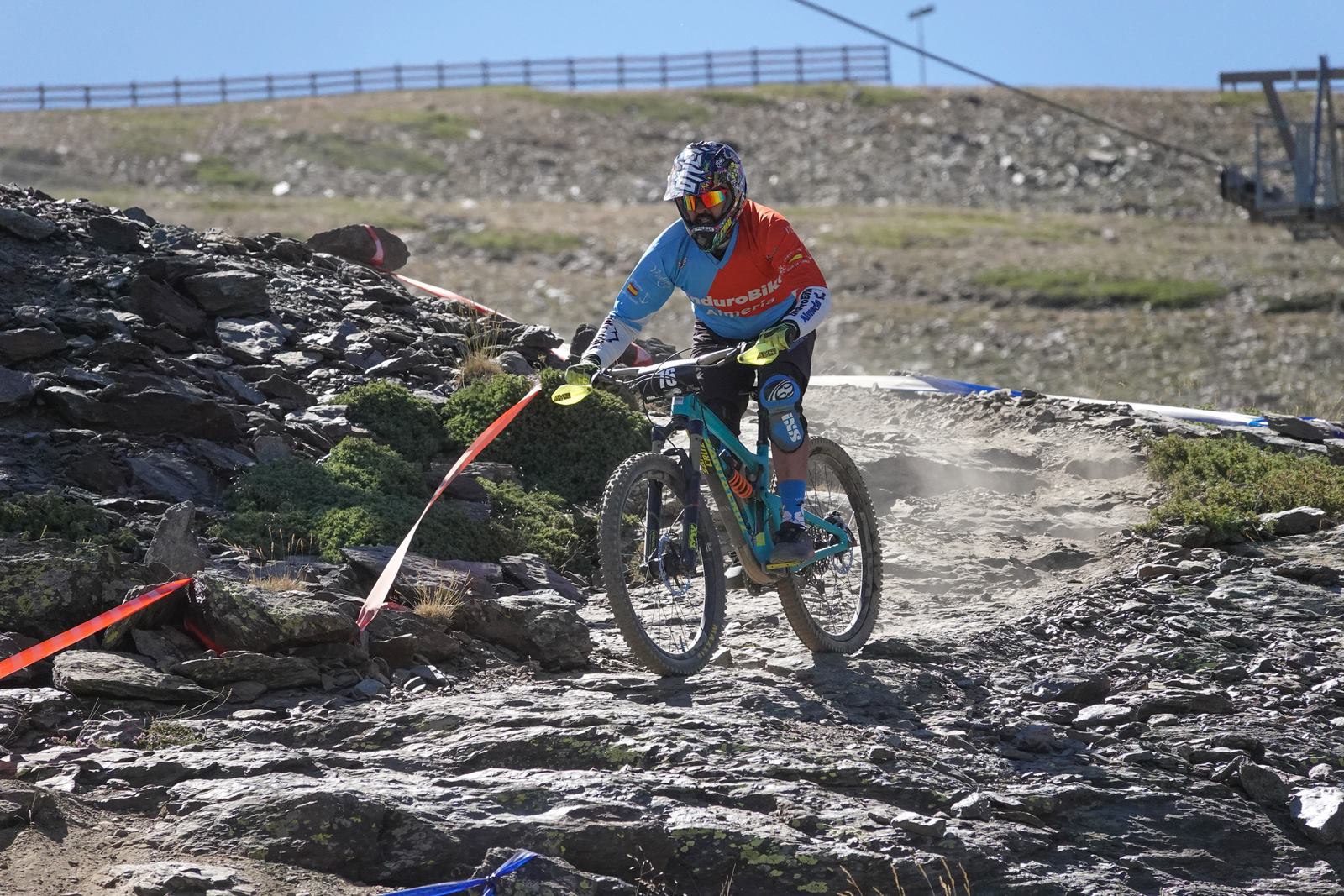 El piloto motrileño, que este año ha disputado dos descensos de Copa del Mundo, se sube a lo más alto del podio del Descenso MTB Bull Bikes junto a Moisés Navarrete y Carlos Haro. Zoe Zamora repite el triunfo del año pasado por delante de su hermana Kira y de Violeta Benítez