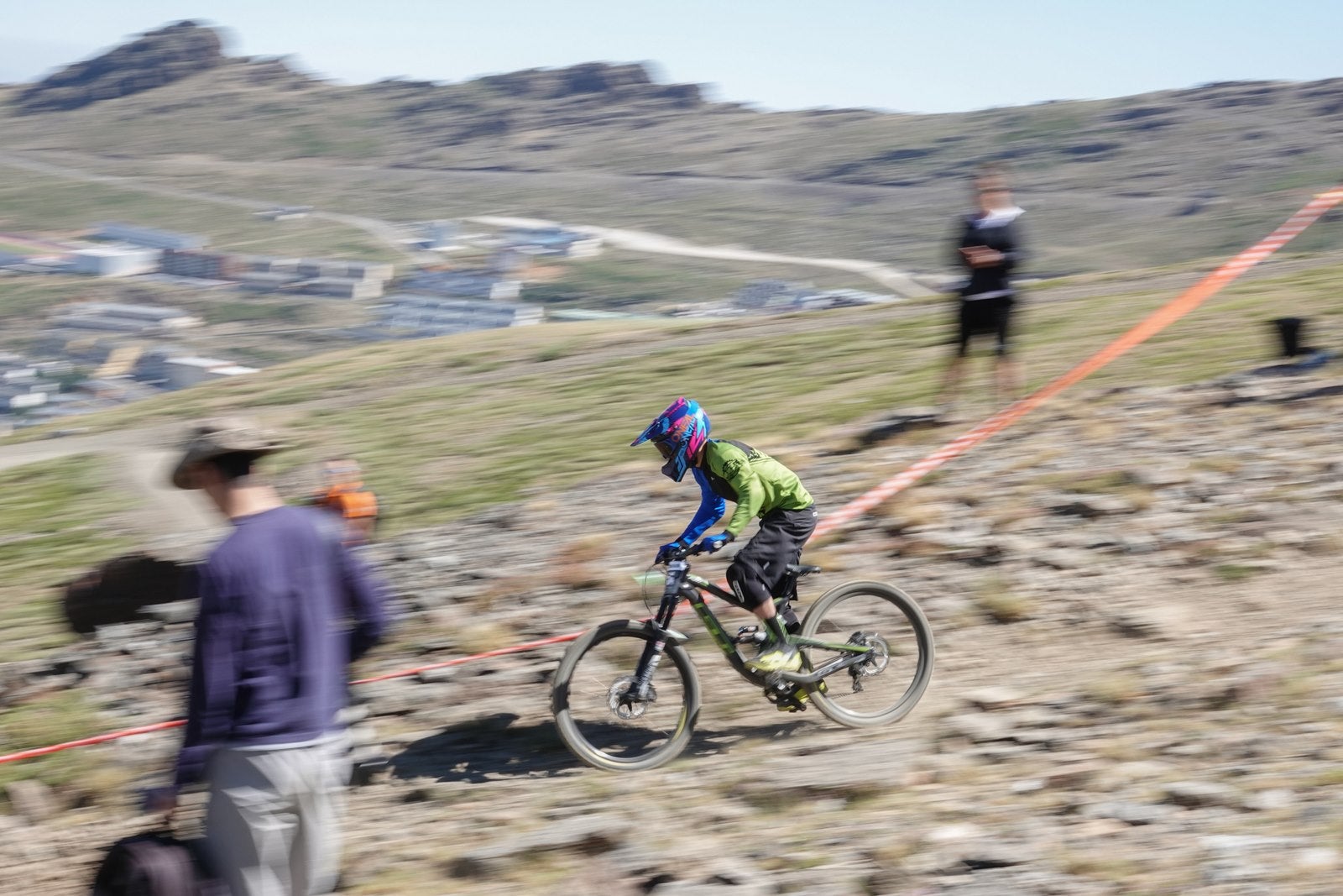 El piloto motrileño, que este año ha disputado dos descensos de Copa del Mundo, se sube a lo más alto del podio del Descenso MTB Bull Bikes junto a Moisés Navarrete y Carlos Haro. Zoe Zamora repite el triunfo del año pasado por delante de su hermana Kira y de Violeta Benítez