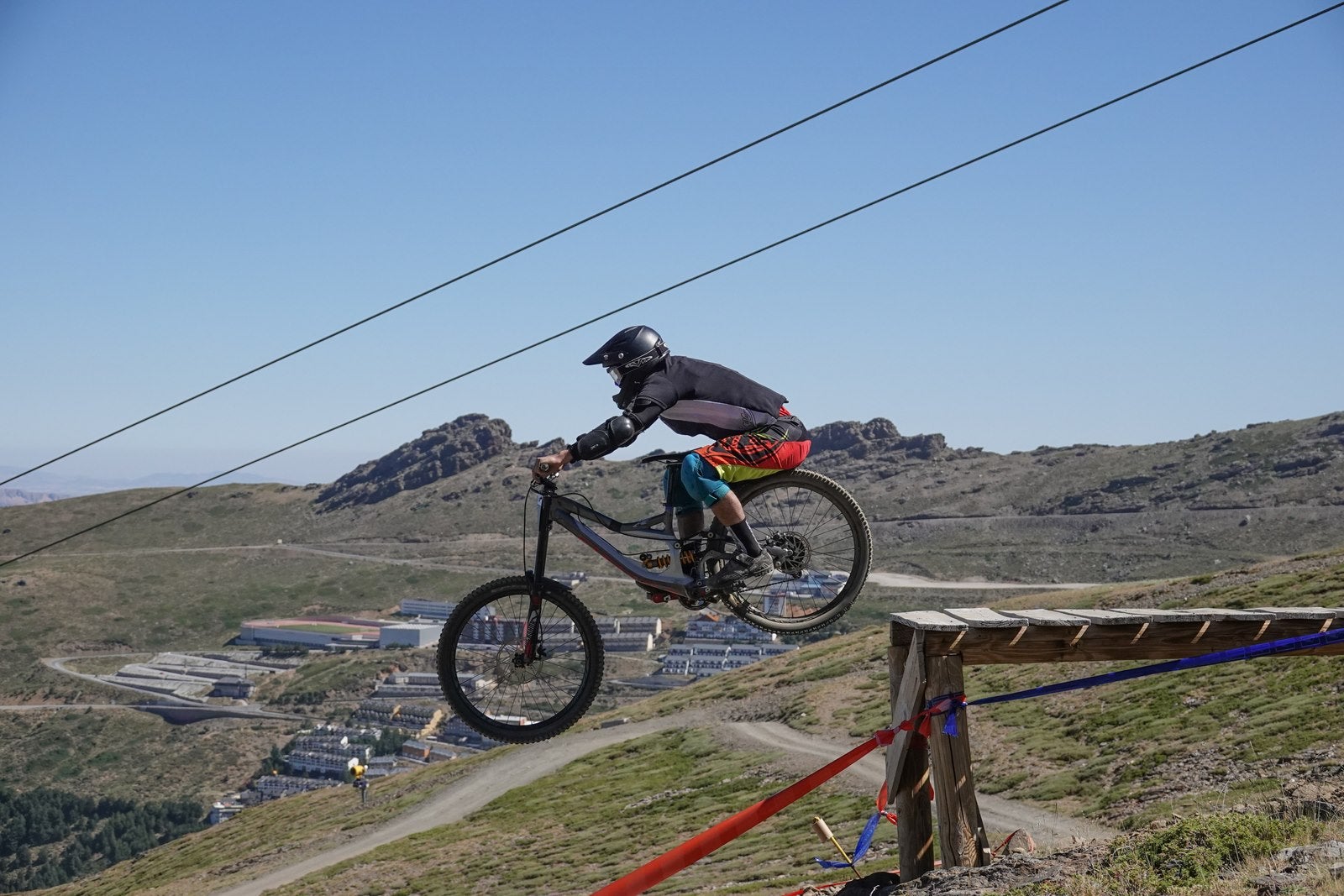 El piloto motrileño, que este año ha disputado dos descensos de Copa del Mundo, se sube a lo más alto del podio del Descenso MTB Bull Bikes junto a Moisés Navarrete y Carlos Haro. Zoe Zamora repite el triunfo del año pasado por delante de su hermana Kira y de Violeta Benítez