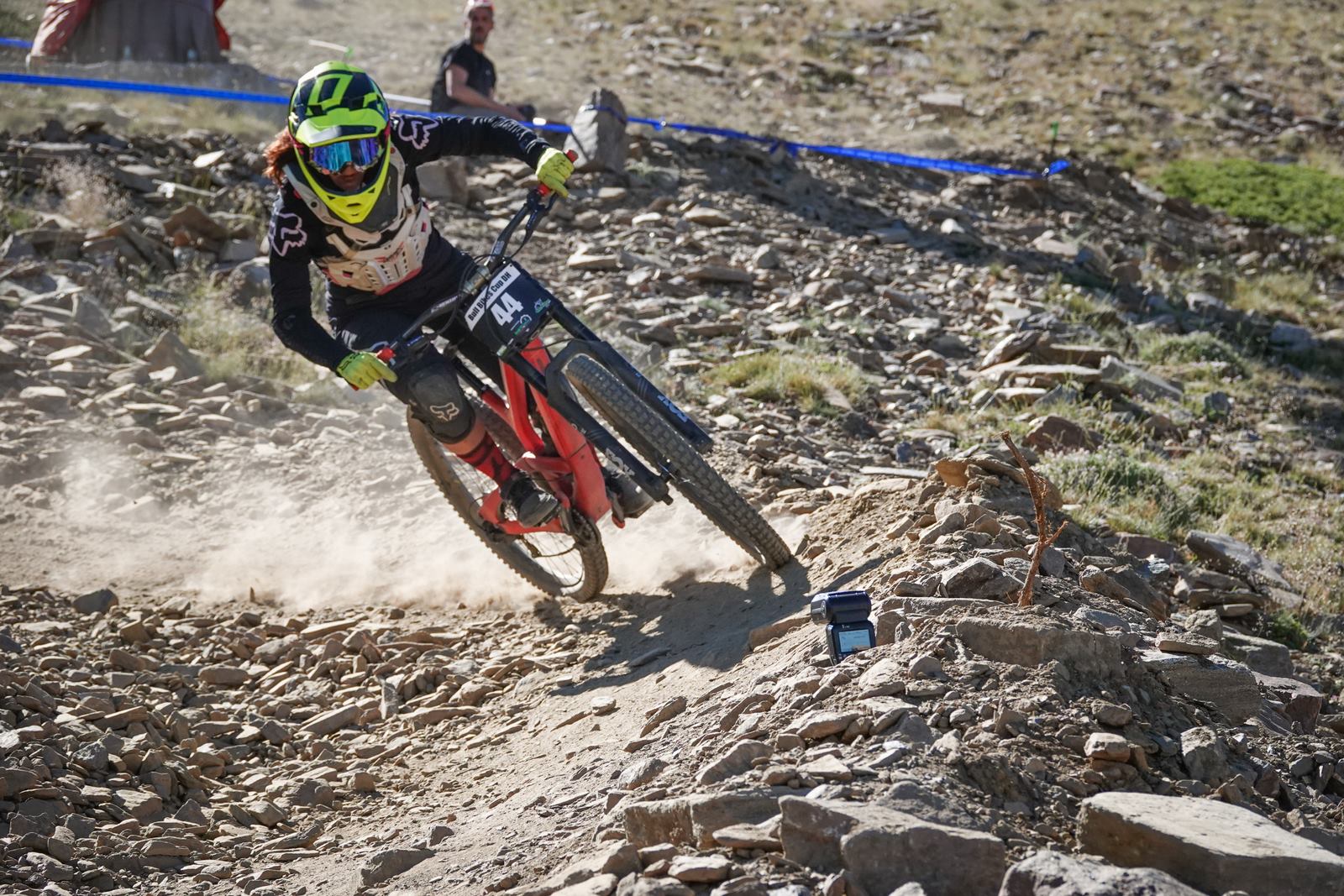El piloto motrileño, que este año ha disputado dos descensos de Copa del Mundo, se sube a lo más alto del podio del Descenso MTB Bull Bikes junto a Moisés Navarrete y Carlos Haro. Zoe Zamora repite el triunfo del año pasado por delante de su hermana Kira y de Violeta Benítez