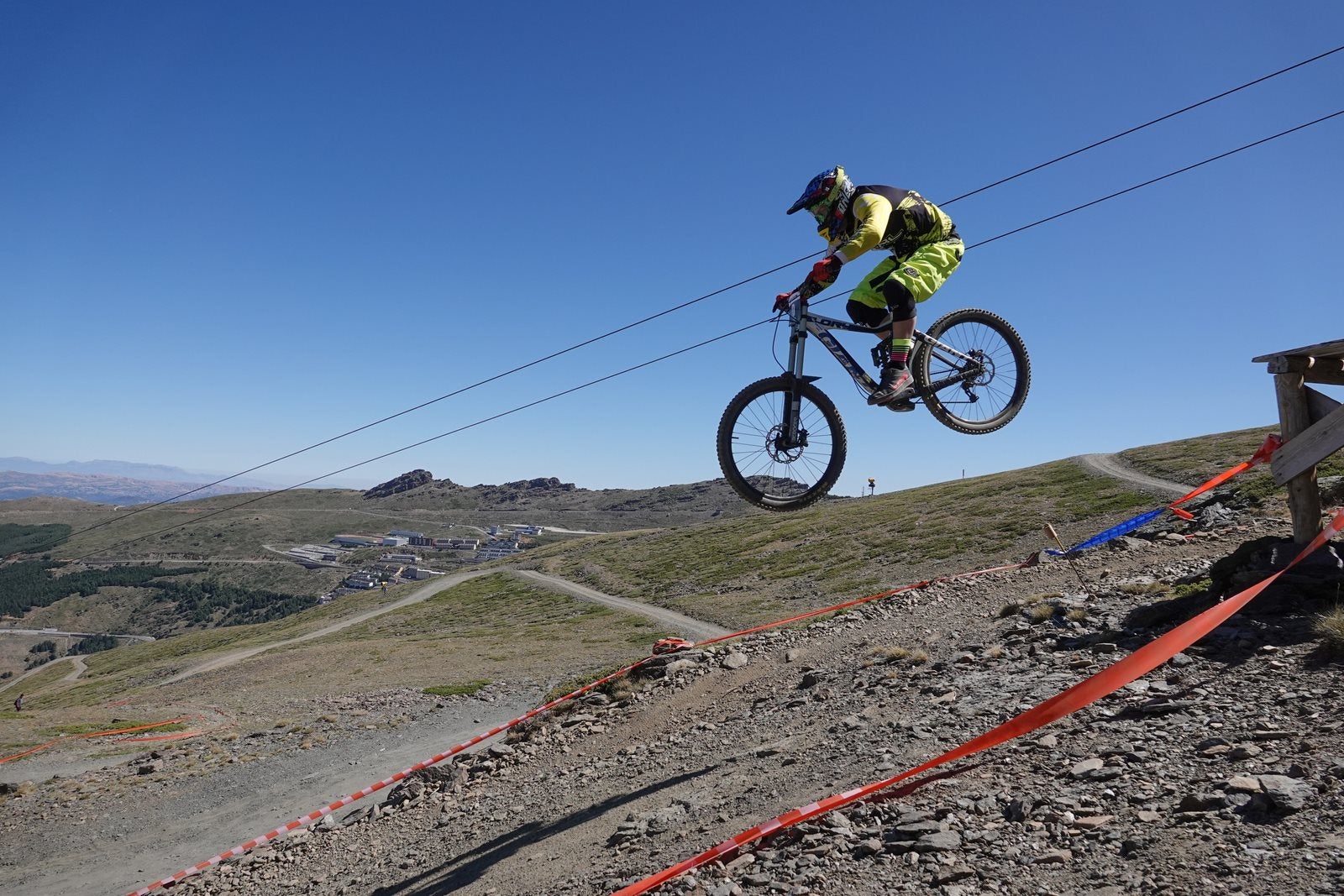 El piloto motrileño, que este año ha disputado dos descensos de Copa del Mundo, se sube a lo más alto del podio del Descenso MTB Bull Bikes junto a Moisés Navarrete y Carlos Haro. Zoe Zamora repite el triunfo del año pasado por delante de su hermana Kira y de Violeta Benítez