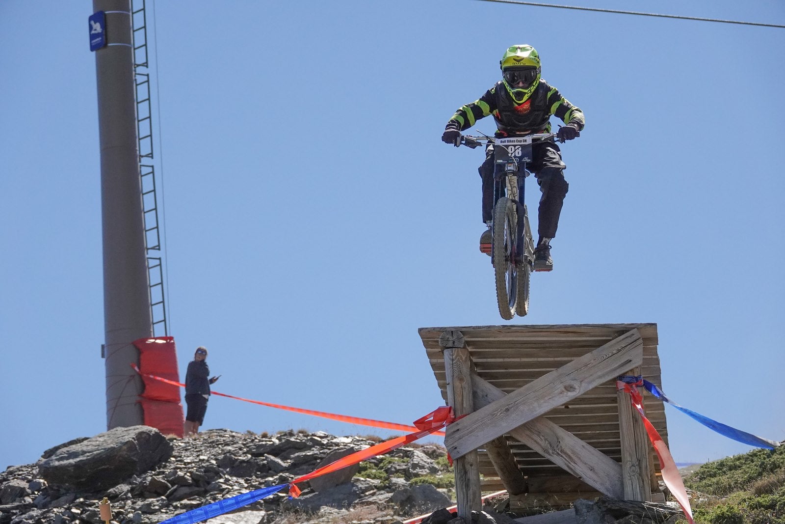 El piloto motrileño, que este año ha disputado dos descensos de Copa del Mundo, se sube a lo más alto del podio del Descenso MTB Bull Bikes junto a Moisés Navarrete y Carlos Haro. Zoe Zamora repite el triunfo del año pasado por delante de su hermana Kira y de Violeta Benítez