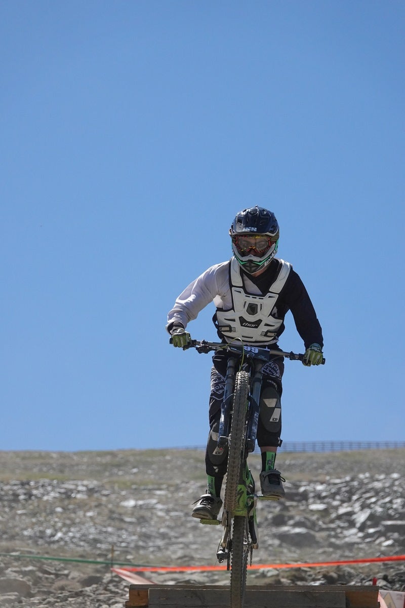 El piloto motrileño, que este año ha disputado dos descensos de Copa del Mundo, se sube a lo más alto del podio del Descenso MTB Bull Bikes junto a Moisés Navarrete y Carlos Haro. Zoe Zamora repite el triunfo del año pasado por delante de su hermana Kira y de Violeta Benítez