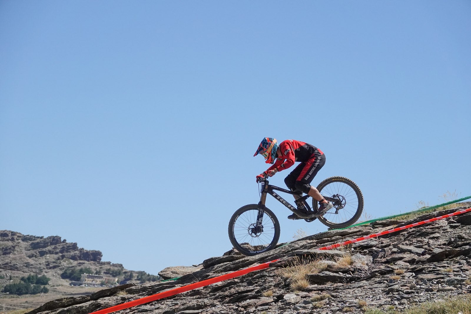 El piloto motrileño, que este año ha disputado dos descensos de Copa del Mundo, se sube a lo más alto del podio del Descenso MTB Bull Bikes junto a Moisés Navarrete y Carlos Haro. Zoe Zamora repite el triunfo del año pasado por delante de su hermana Kira y de Violeta Benítez