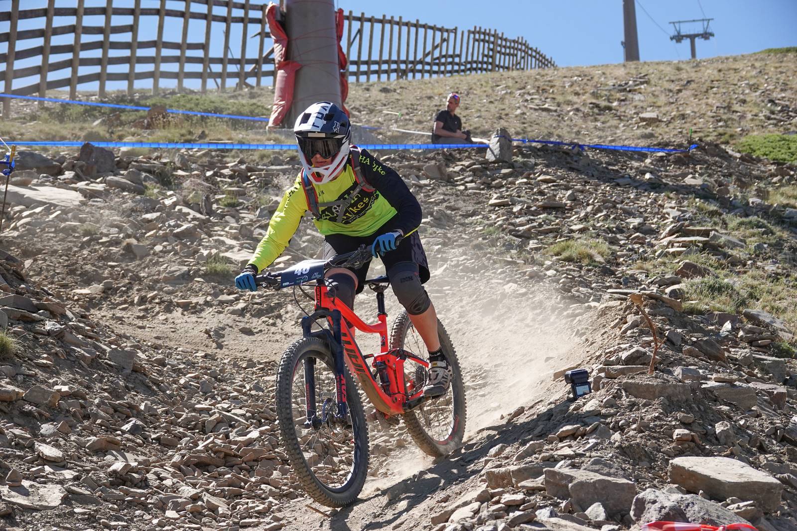 El piloto motrileño, que este año ha disputado dos descensos de Copa del Mundo, se sube a lo más alto del podio del Descenso MTB Bull Bikes junto a Moisés Navarrete y Carlos Haro. Zoe Zamora repite el triunfo del año pasado por delante de su hermana Kira y de Violeta Benítez