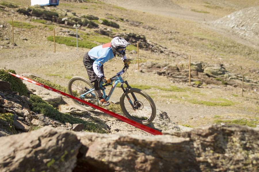 El piloto motrileño, que este año ha disputado dos descensos de Copa del Mundo, se sube a lo más alto del podio del Descenso MTB Bull Bikes junto a Moisés Navarrete y Carlos Haro. Zoe Zamora repite el triunfo del año pasado por delante de su hermana Kira y de Violeta Benítez