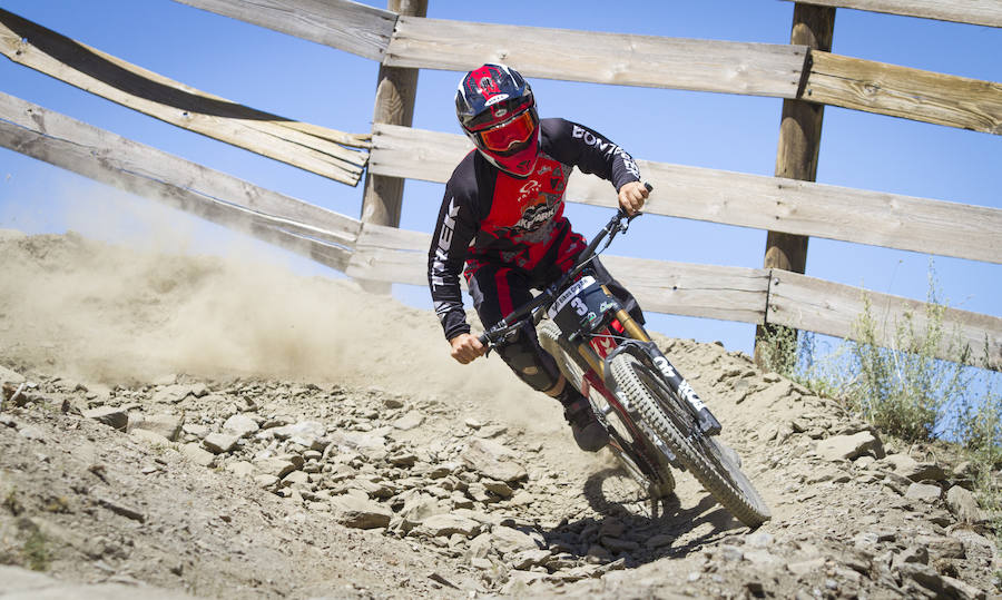 El piloto motrileño, que este año ha disputado dos descensos de Copa del Mundo, se sube a lo más alto del podio del Descenso MTB Bull Bikes junto a Moisés Navarrete y Carlos Haro. Zoe Zamora repite el triunfo del año pasado por delante de su hermana Kira y de Violeta Benítez
