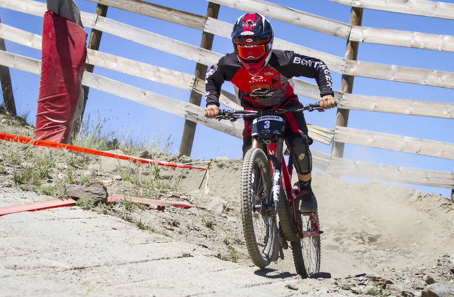 El piloto motrileño, que este año ha disputado dos descensos de Copa del Mundo, se sube a lo más alto del podio del Descenso MTB Bull Bikes junto a Moisés Navarrete y Carlos Haro. Zoe Zamora repite el triunfo del año pasado por delante de su hermana Kira y de Violeta Benítez