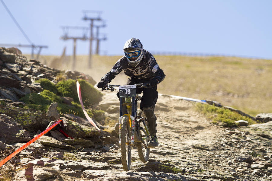 El piloto motrileño, que este año ha disputado dos descensos de Copa del Mundo, se sube a lo más alto del podio del Descenso MTB Bull Bikes junto a Moisés Navarrete y Carlos Haro. Zoe Zamora repite el triunfo del año pasado por delante de su hermana Kira y de Violeta Benítez