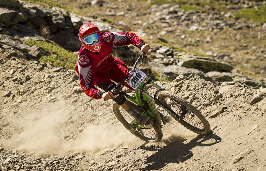 El piloto motrileño, que este año ha disputado dos descensos de Copa del Mundo, se sube a lo más alto del podio del Descenso MTB Bull Bikes junto a Moisés Navarrete y Carlos Haro. Zoe Zamora repite el triunfo del año pasado por delante de su hermana Kira y de Violeta Benítez