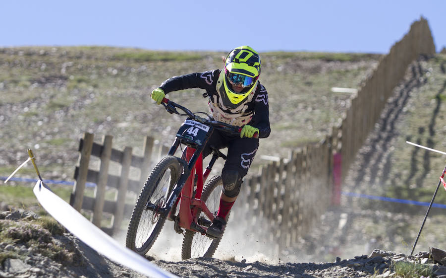 El piloto motrileño, que este año ha disputado dos descensos de Copa del Mundo, se sube a lo más alto del podio del Descenso MTB Bull Bikes junto a Moisés Navarrete y Carlos Haro. Zoe Zamora repite el triunfo del año pasado por delante de su hermana Kira y de Violeta Benítez