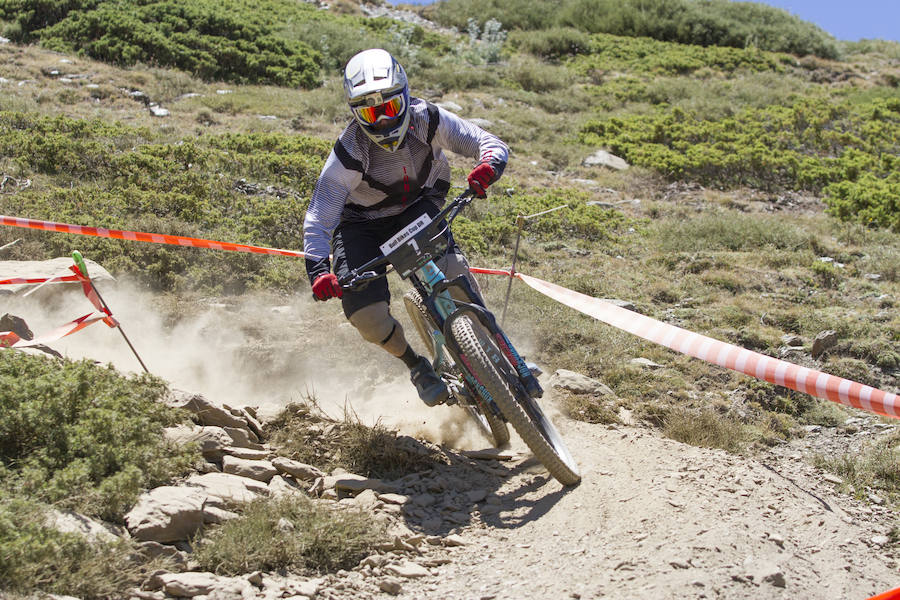 El piloto motrileño, que este año ha disputado dos descensos de Copa del Mundo, se sube a lo más alto del podio del Descenso MTB Bull Bikes junto a Moisés Navarrete y Carlos Haro. Zoe Zamora repite el triunfo del año pasado por delante de su hermana Kira y de Violeta Benítez