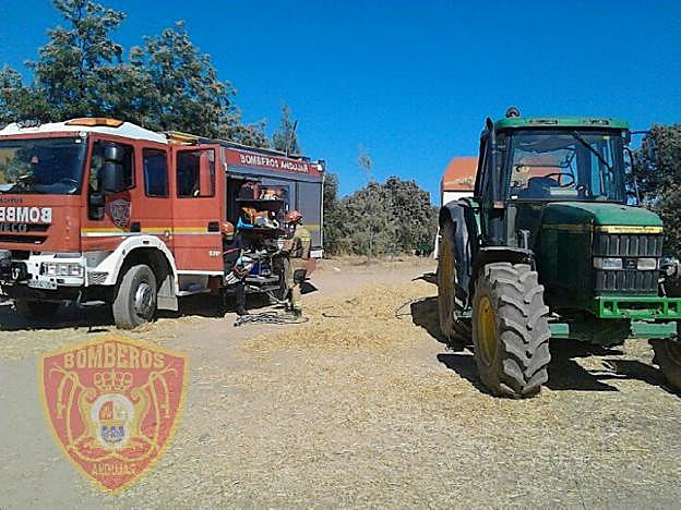 Intervención de los bomberos de Andújar ayer en la finca Navalentisco.