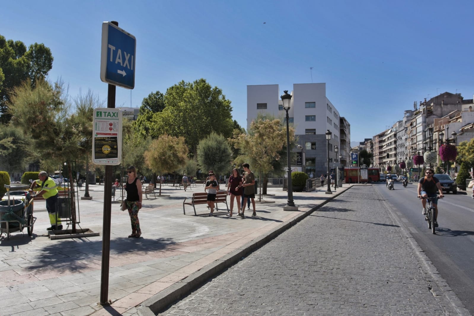 Ha tenido lugar una «marcha lenta» que ha atravesado la avenida Andalucía, Gran Vía y ha llegado hasta el Palacio de Congresos
