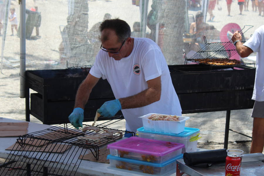 Los vecinos y turistas disfrutan de un dçía de fiesta a pie de playa. Feria de día con tapas, y fiesta de noche con con el rock and roll del grupo Kasia.