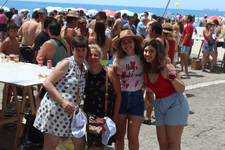 Los vecinos y turistas disfrutan de un dçía de fiesta a pie de playa. Feria de día con tapas, y fiesta de noche con con el rock and roll del grupo Kasia.