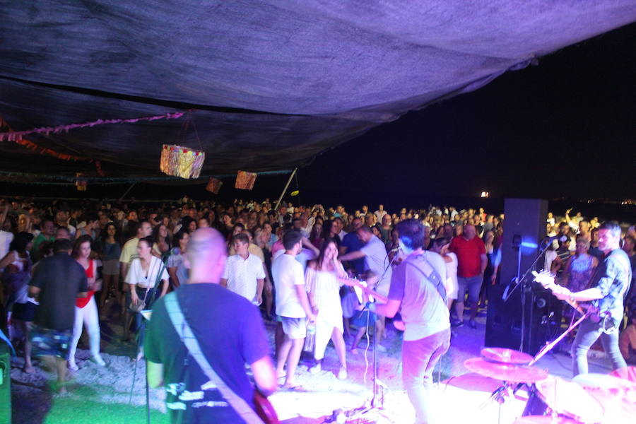 Los vecinos y turistas disfrutan de un dçía de fiesta a pie de playa. Feria de día con tapas, y fiesta de noche con con el rock and roll del grupo Kasia.