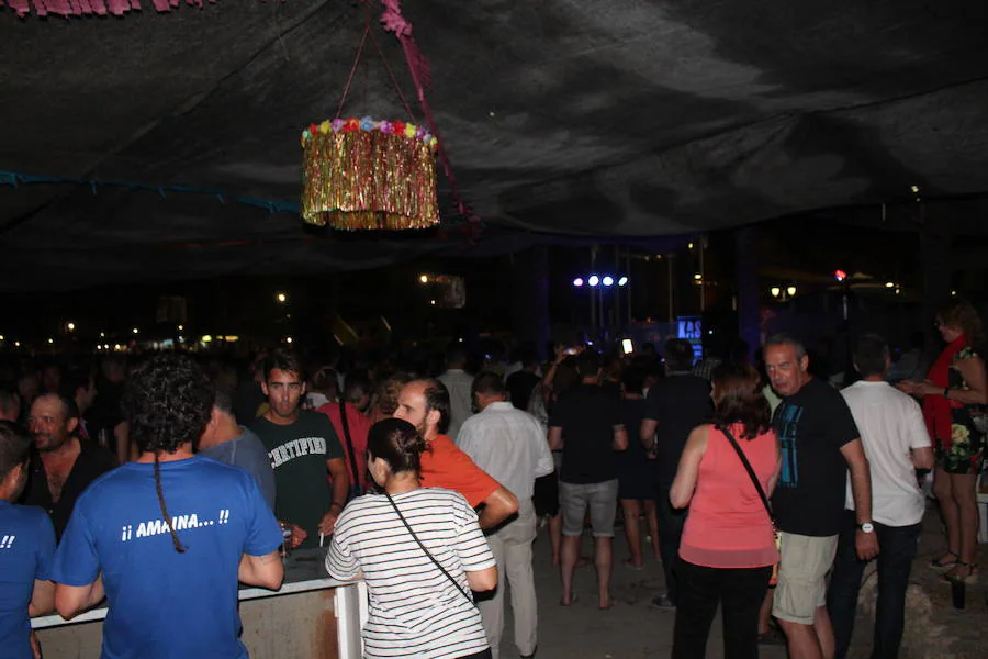 Los vecinos y turistas disfrutan de un dçía de fiesta a pie de playa. Feria de día con tapas, y fiesta de noche con con el rock and roll del grupo Kasia.